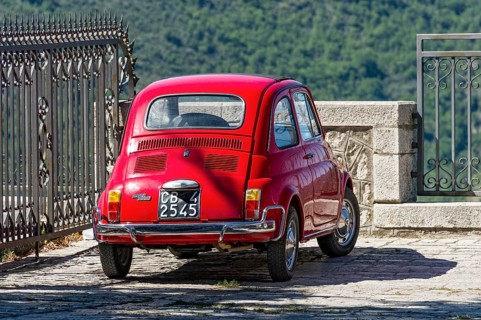 Red FIAT Nuova 500 L