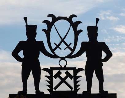 Guild symbol of miners with hammer and sword