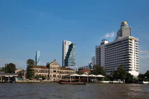 View from Mae Nam Chao Phraya to Mandarin Oriental Hotel and Lebua At State Tower