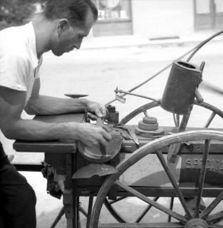 Scissors grinder at work