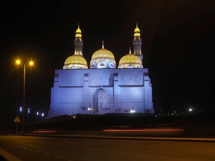 Night view of the Mohammed Al Ameen Mosque with minaret