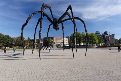 Giant spider statue made by Louise Bourgeois