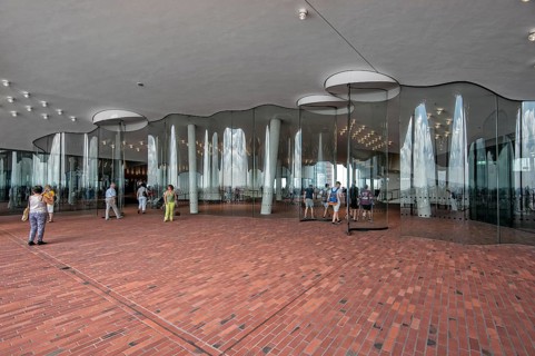 Viewing platform Plaza with transparent wind barriers on the Elbe Philharmonic Hall