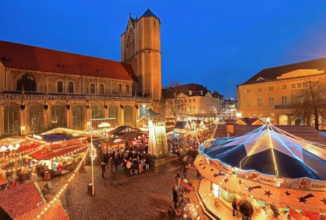 Christmas market on Burgplatz with cathedral and Brunswick Lion