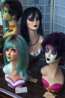 Heads of mannequins with wigs
