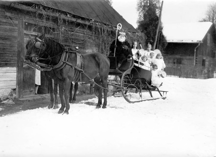 Nikolaus with sledge and children ca. 1929