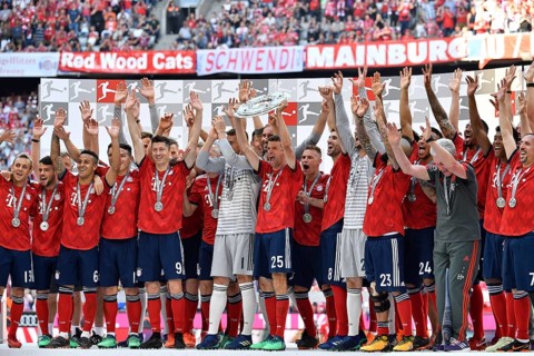 Cheering FC Bayern Munich team after handing over the championship cup
