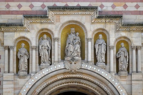 Patron saints of the cathedral on the western facade