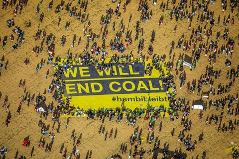 Many people on large-scale demonstration with Banner We will end coal