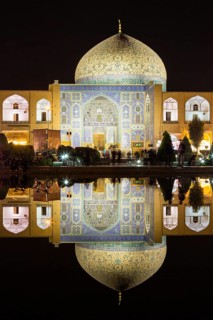 Masjed-e Sheikh Lotfollah or Sheikh Lotfollah Mosque at night