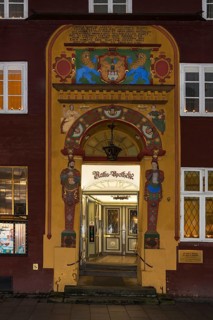 Renaissance-Portal of the Alte Raths-Apotheke in the evening light