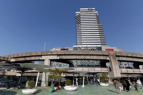 Siam Square with BTS Skytrain route and Siam Discovery