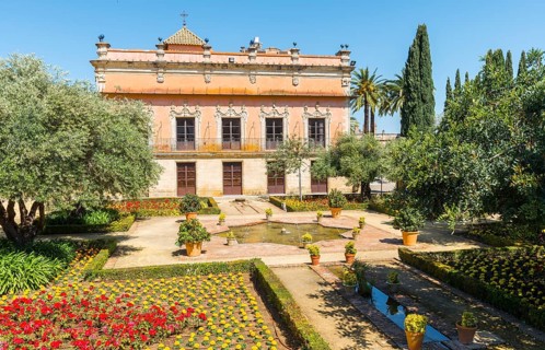 Garden with fountain in front of Baroque castle