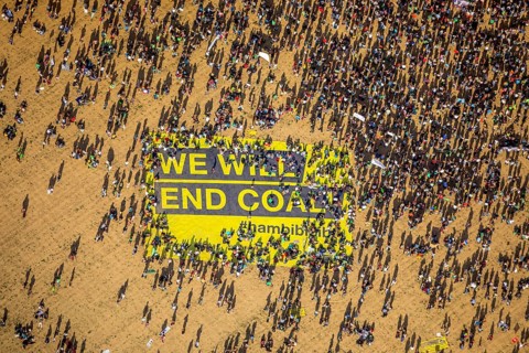 Many people on large-scale demonstration with Banner We will end coal