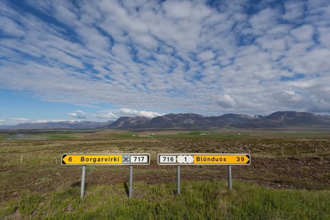 Two signposts along the road near Borggarvirki