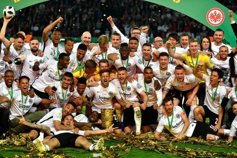 Cheering Eintracht Frankfurt after Cup victory under Winner's Arch