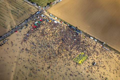 Many people on large-scale demonstration with Banner We will end coal