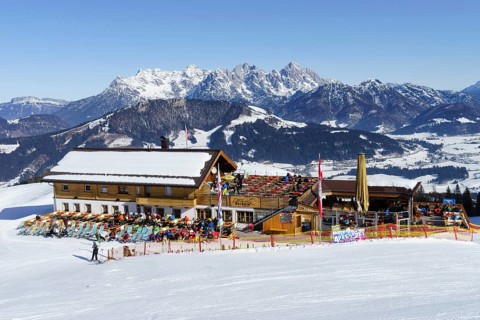Alpengasthof Laerchfilz Hochalm in front of Buchensteinwand and Loferer Steinbergen