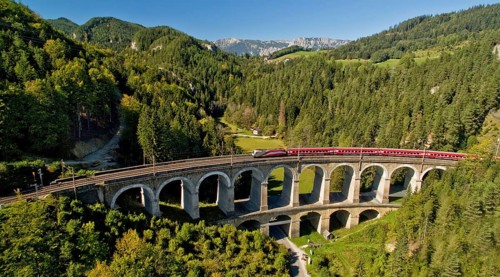 Passenger train on the Semmeringbahn viaduct