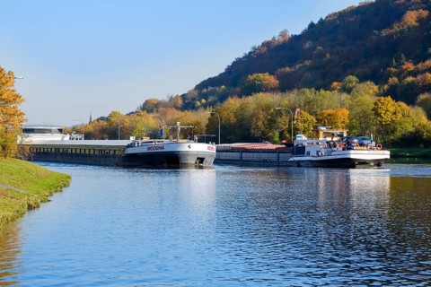 Cargo ships at the lock Kelheim