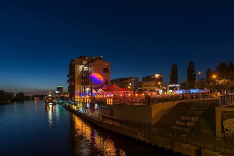View from the Oberbaum Bridge to a restaurant on the Spree at night