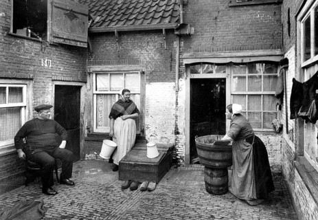 Washing laundry in the courtyard ca. 1930
