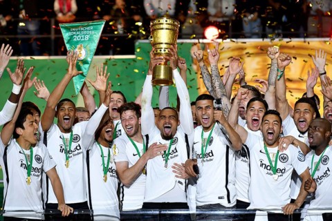 Cheering Kevin-Prince Boateng after the cup was handed over to Eintracht Frankfurt