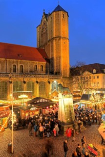 Christmas market on Burgplatz with cathedral and Brunswick Lion