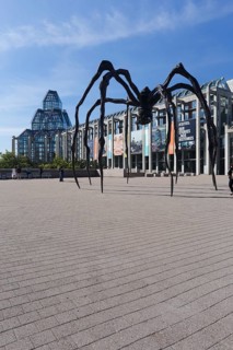 Giant spider statue made by Louise Bourgeois