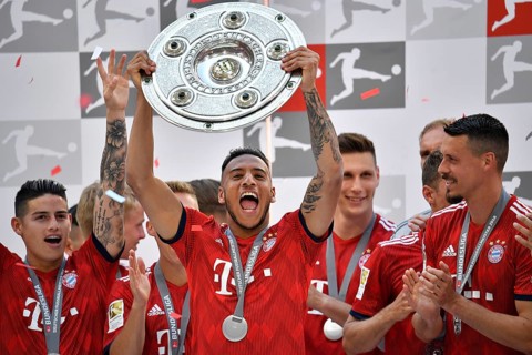 Cheering Corentin Tolisso FC Bayern Munich after handing over the championship cup