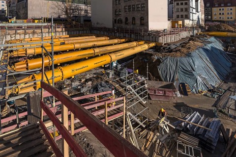 Supporting devices against the collapse of neighbouring houses on a major construction site