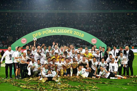 Cheering Eintracht Frankfurt after Cup victory under Winner's Arch
