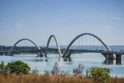 The Juscelino-Kubitschek bridge spans Lake Paranoa