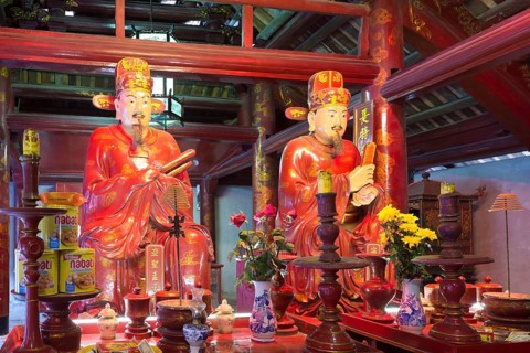 Statues of two followers of Confucius