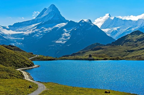 Bachalpsee and the peaks Schreckhorn and Finsteraarhorn