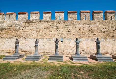 Heros statues before the Bender fortress