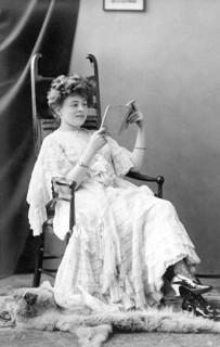 Frau read a book