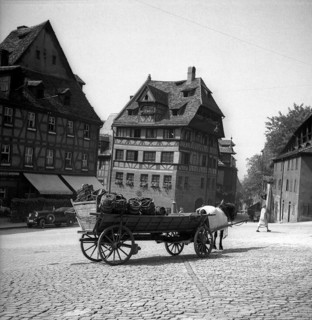 Horse-drawn carriage and half-timbered houses approx. 1945 to 1955