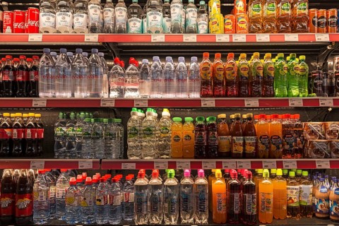 Cooling rack with beverage bottles in a motorway service area