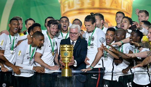 Frank-Walter Steinmeier President Federal Republic of Germany Federal President presenting the cup to Eintracht Frankfurt