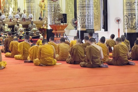 Monks praying at Wat Chedi Luang