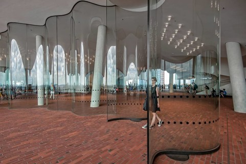 Viewing platform Plaza with transparent wind barriers on the Elbe Philharmonic Hall