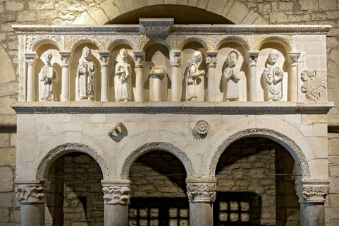 Pulpit with figures in a loggia