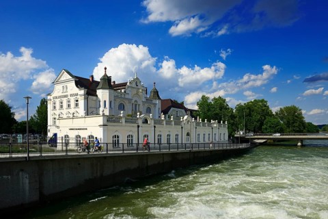 Cyclists in Landshut in front of the locksmith Ussar an der Isar