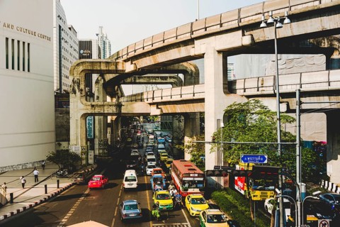 BTS Skytrain Trasse mit verkehrsreicher Strasse