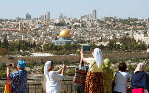 Women photograph the Dome of the Rock