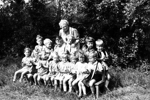 Children can be photographed in the green with the kindergarten teacher