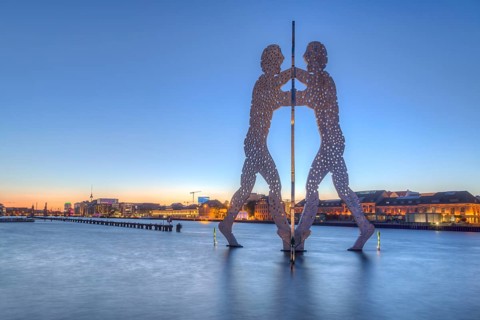 Sculpture Molecule Man by the artist Jonathan Borofsky