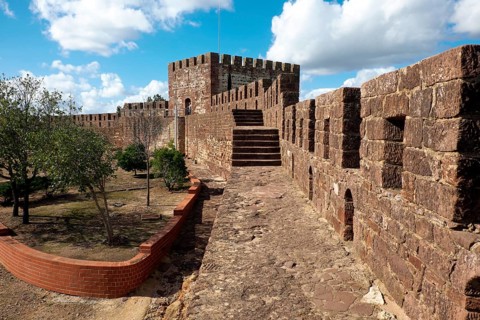 Battlement walk and defence tower