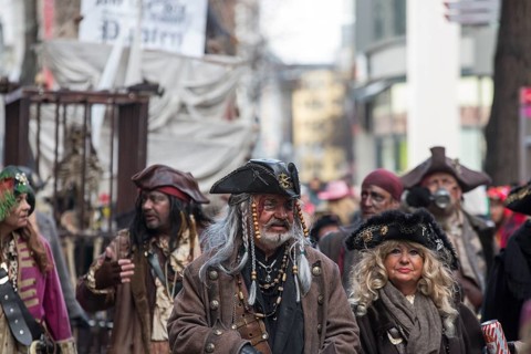 Carnivalists disguised as pirates